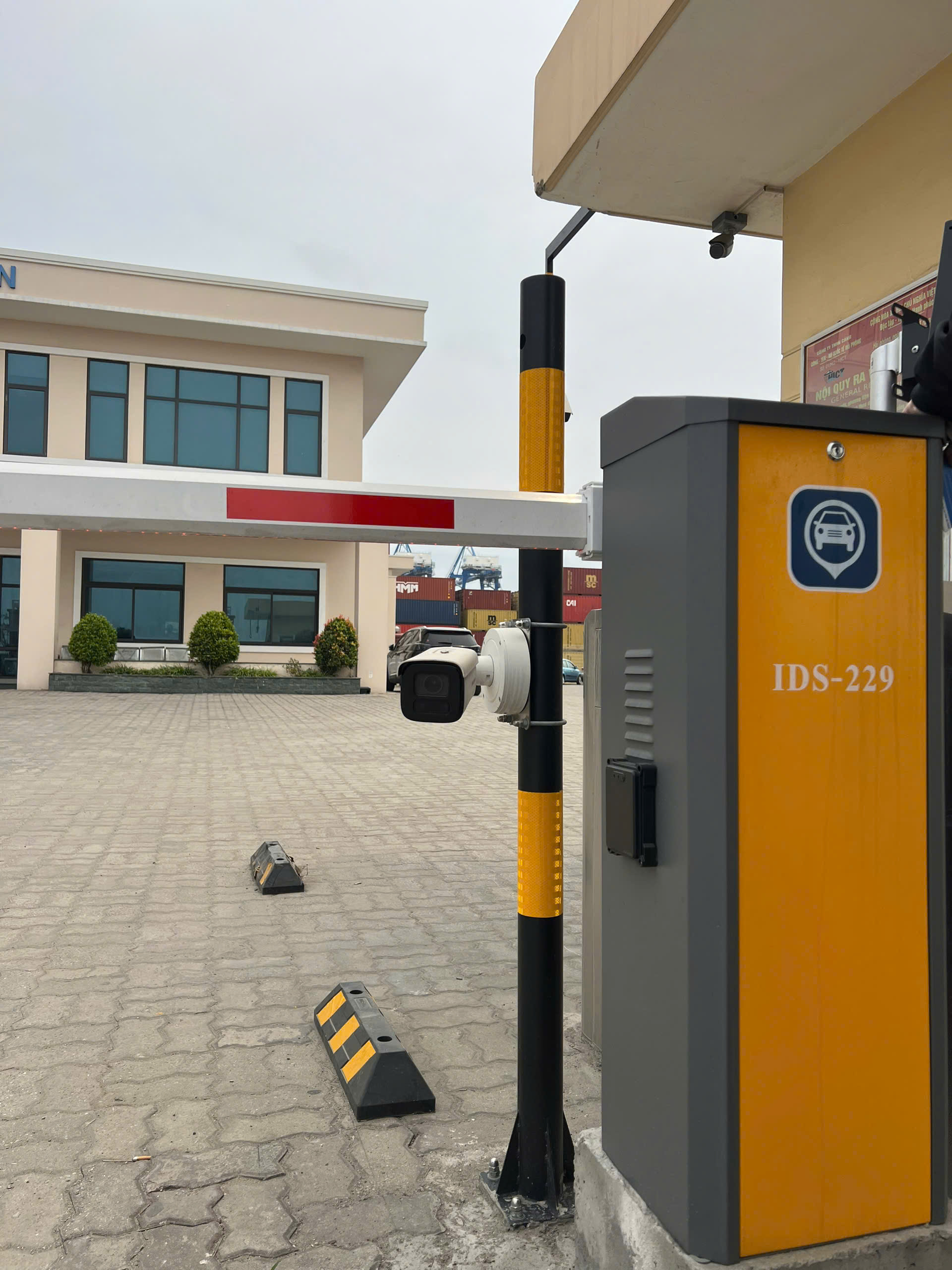 camera-he-thong-kiem-soat-ra-vao-001