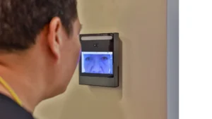 Thiết bị kiểm soát ra vào bằng nhận diện khuôn mặt