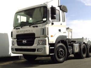 xe đầu kéo là một loại xe cơ giới được thiết kế chuyên biệt để kéo theo các rơ moóc, sơ mi rơ moóc, hoặc thùng container.