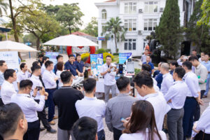 Giám đốc TTZ giới thiệu sản phẩm với khách hàng